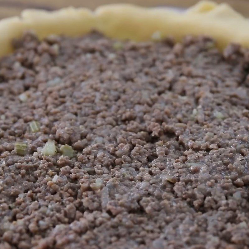 Step 7 Shaping the pie Potato beef pie - La tourtiere