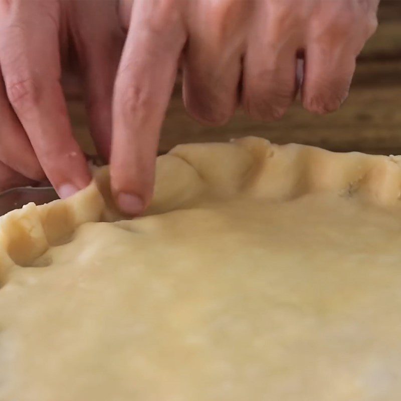 Step 7 Shaping the pie Potato beef pie - La tourtiere