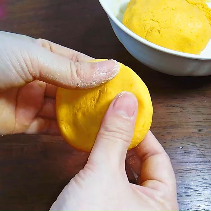 Step 5 Shaping the cake Steamed pumpkin cake with coconut