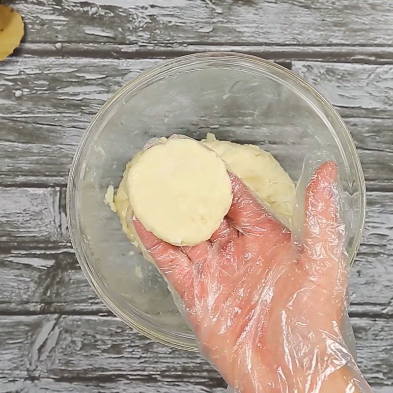 Step 4 Shaping the cake Fried cassava cake with coconut