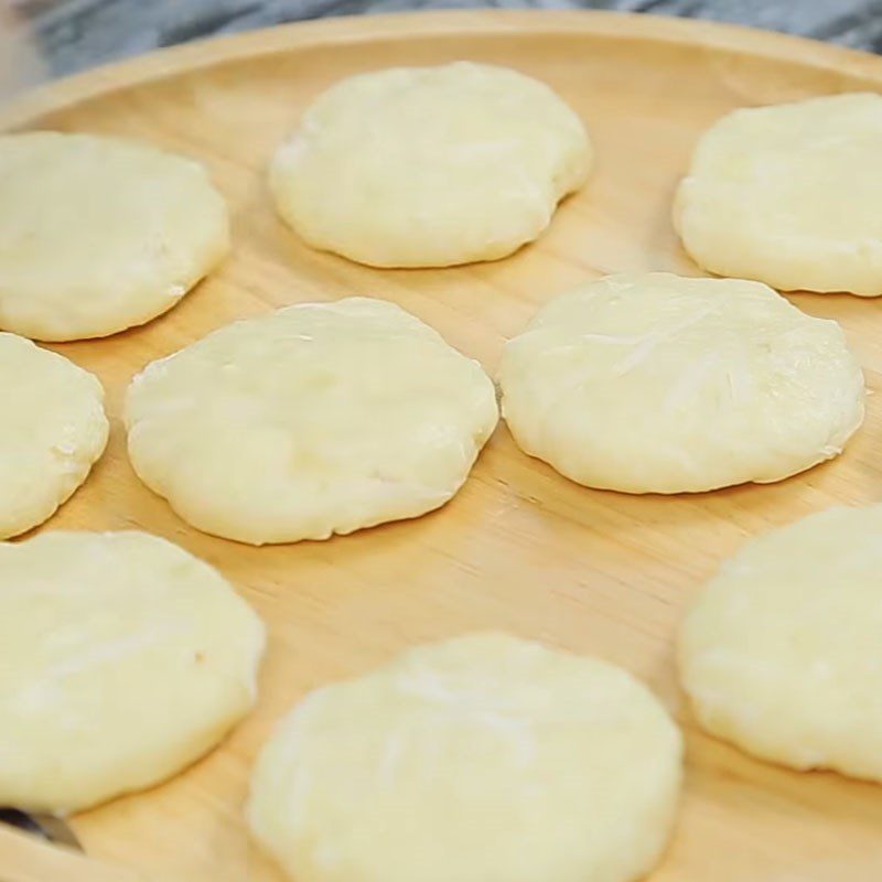 Step 4 Shaping the cake Fried cassava cake with coconut