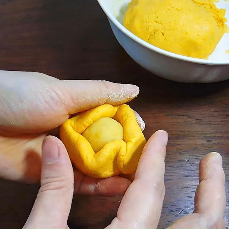 Step 5 Shaping the cake Steamed pumpkin cake with coconut