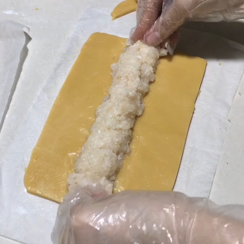 Step 3 Shaping the cake Grilled coconut filling cake using a non-stick pan