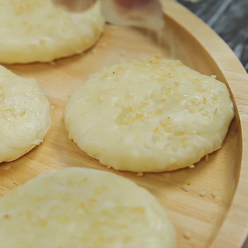 Step 4 Shaping the cake Fried cassava cake with coconut