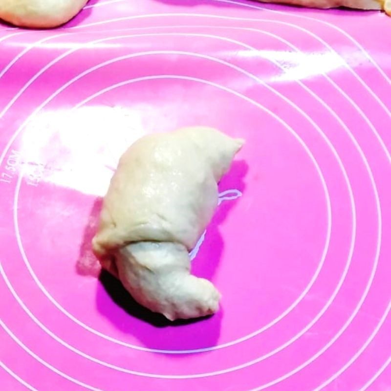 Step 4 Shaping the dough Cheese crab bread