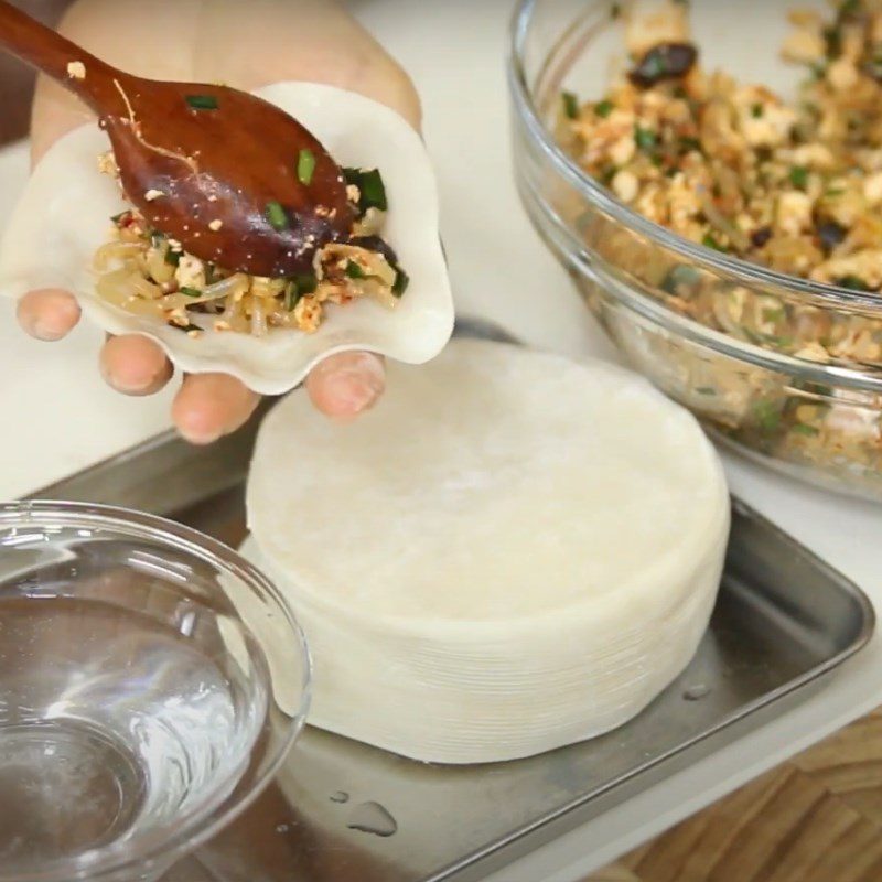 Step 3 Shaping the mandu Vegetable Mandu