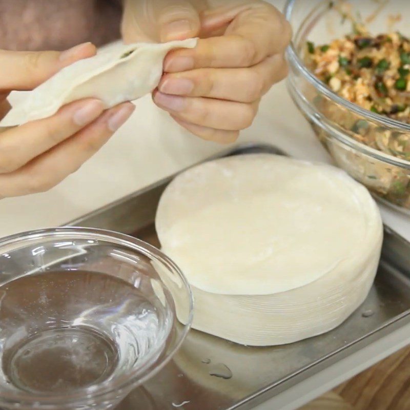 Step 3 Shaping the mandu Vegetable Mandu