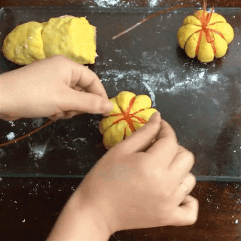 Step 5 Shaping the pumpkin Pumpkin cake