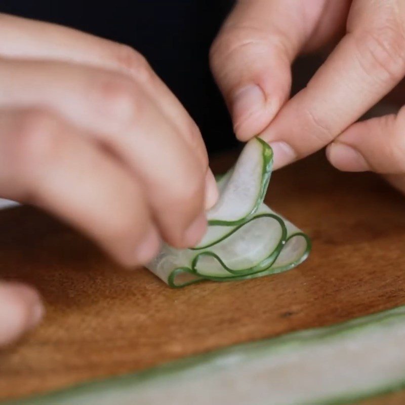 Step 2 Shape the Christmas tree Fold the Christmas tree from cucumber, carrot