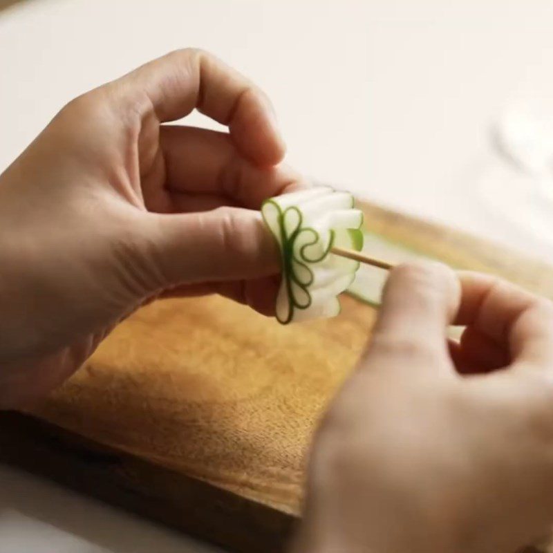 Step 2 Shape the Christmas tree Fold the Christmas tree from cucumber, carrot