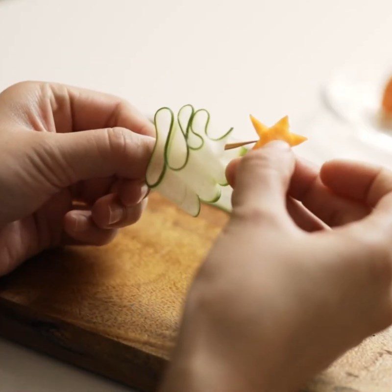 Step 2 Shape the Christmas tree Fold the Christmas tree from cucumber, carrot