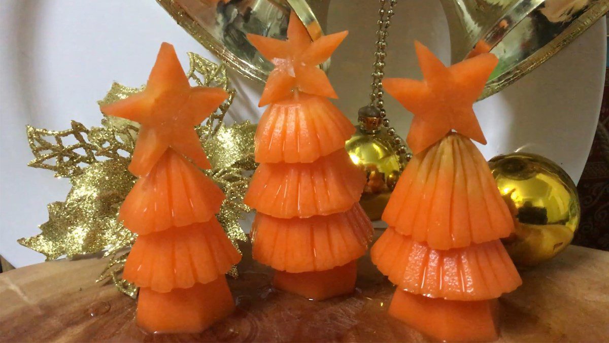 Create a Christmas tree shape from a carrot