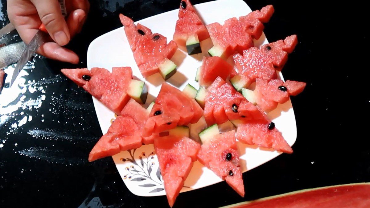 Shaping Christmas tree from watermelon