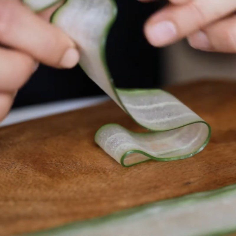 Step 2 Shape the Christmas tree Fold the Christmas tree from cucumber, carrot