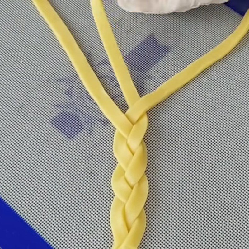 Step 5 Shaping the cake Mixed fruit tart shaped like a basket