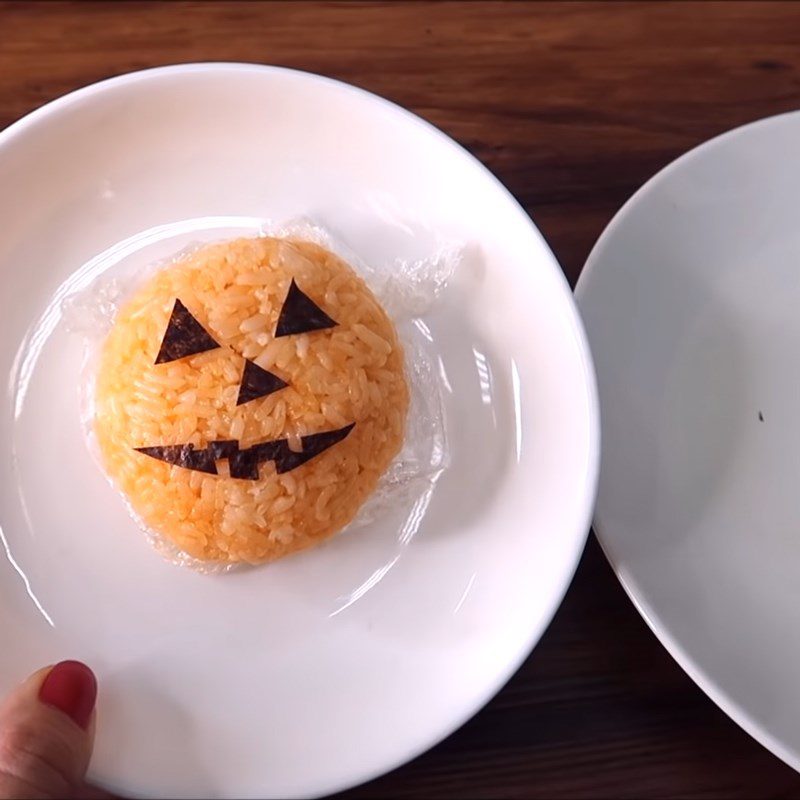 Step 5 Shaping rice and Halloween bento side dishes