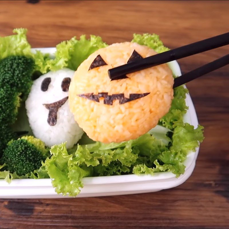 Step 5 Shaping rice and Halloween bento side dishes