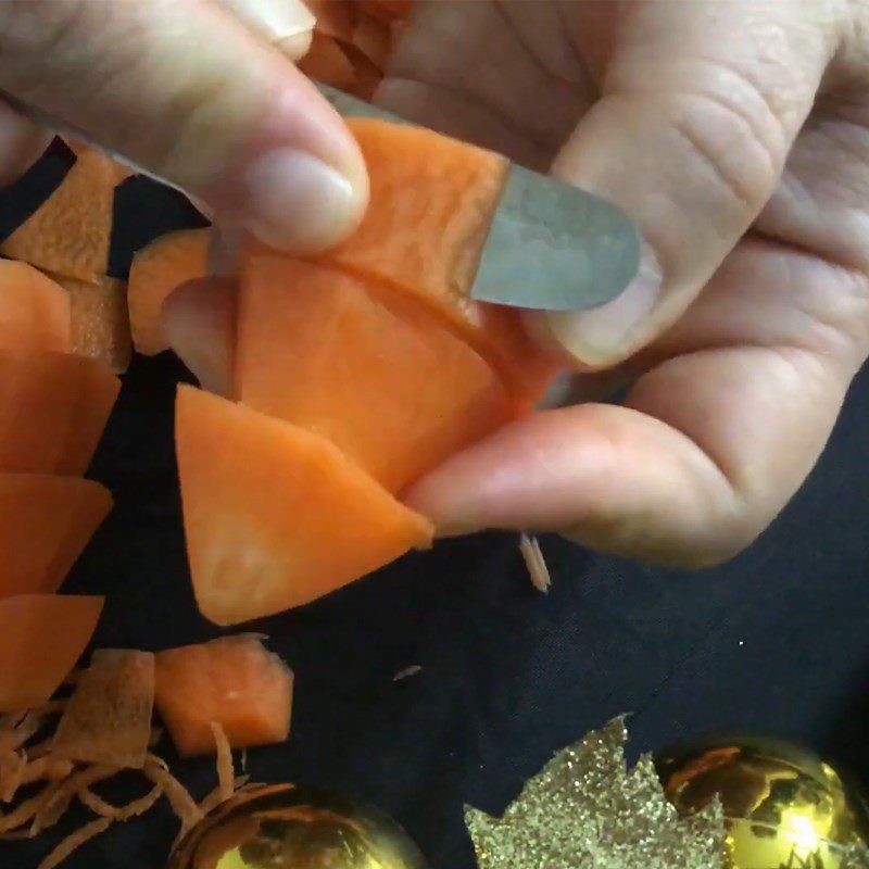 Step 2 Shaping the Christmas tree Shaping the Christmas tree from a carrot