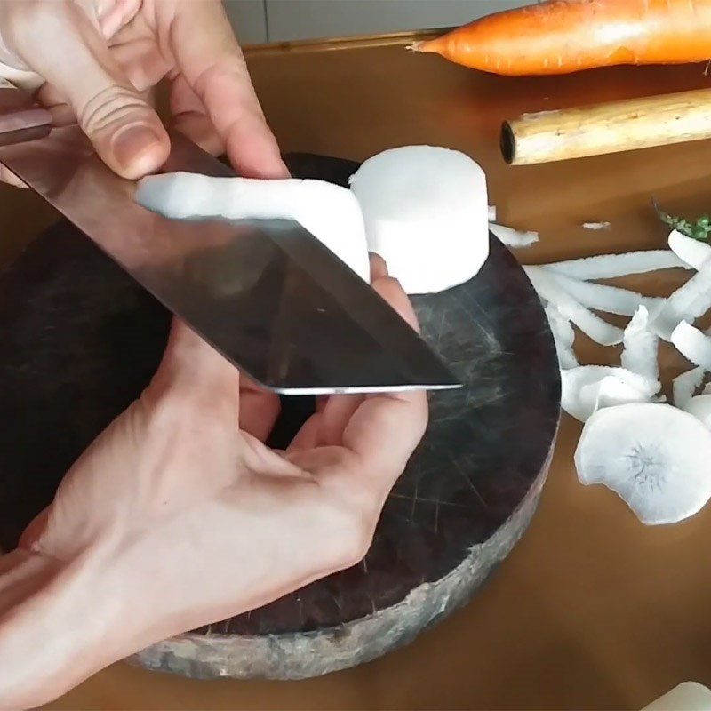 Step 1 Shaping the head, body, and eyes of the snowman How to make a snowman with white radish and carrot