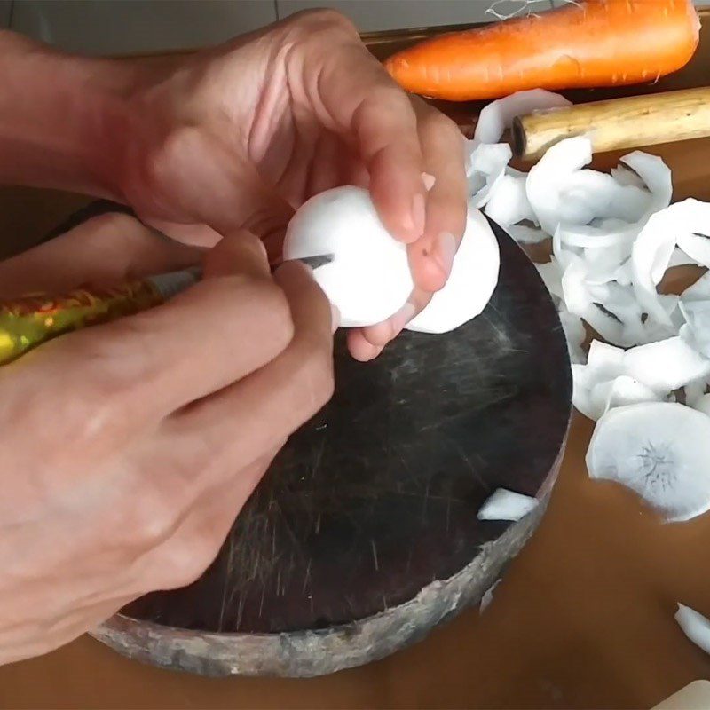 Step 1 Shaping the head, body, and eyes of the snowman How to make a snowman with white radish and carrot