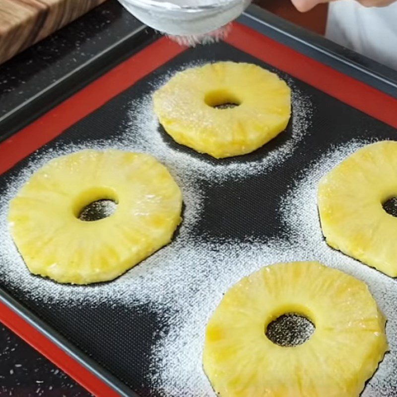 Step 2 Shaping the pineapple Baked pineapple cheesecake