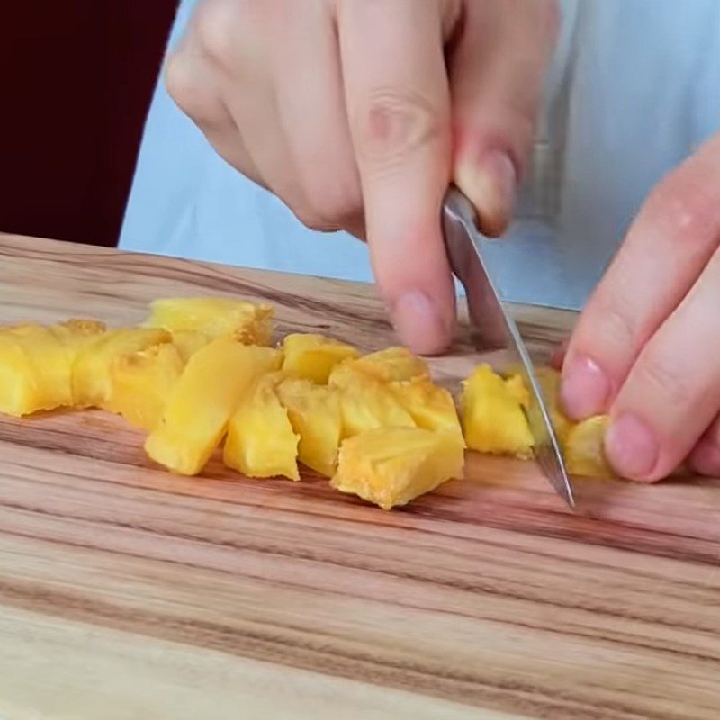 Step 2 Shaping the pineapple Baked pineapple cheesecake