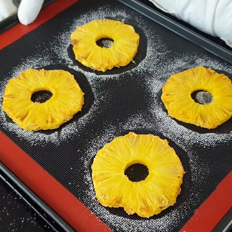 Step 2 Shaping the pineapple Baked pineapple cheesecake