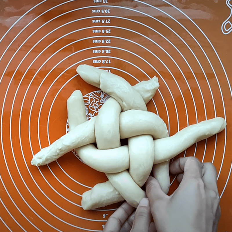 Step 5 Shaping the chrysanthemum bread