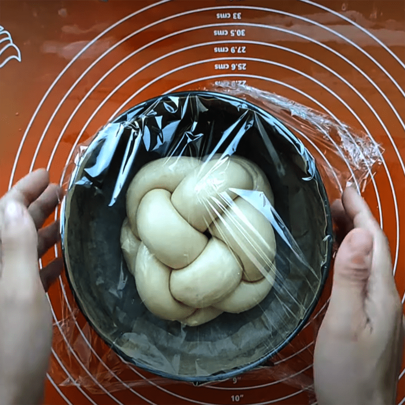 Step 5 Shaping the chrysanthemum bread