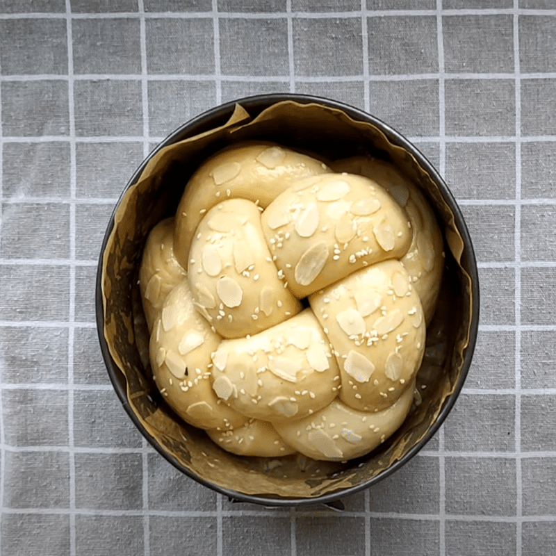 Step 5 Shaping the chrysanthemum bread