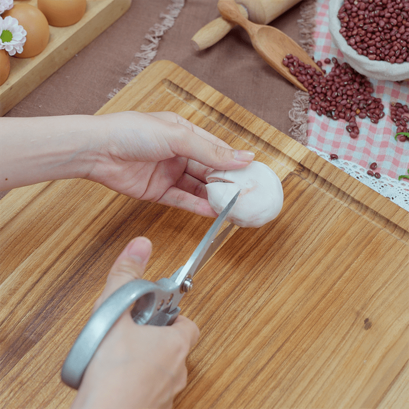 Step 5 Shaping peach flower Peach cake with layers of red bean filling