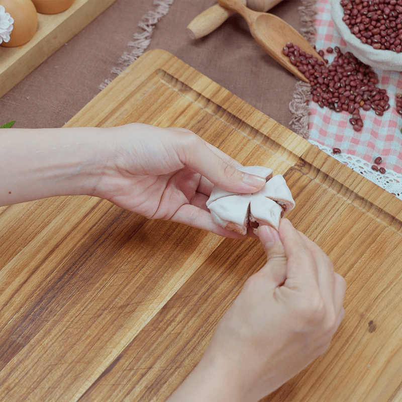 Step 5 Shaping peach flower Peach cake with layers of red bean filling