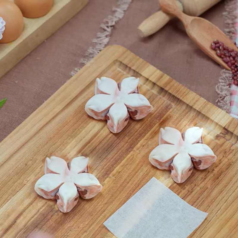 Step 5 Shaping peach flower Peach cake with layers of red bean filling