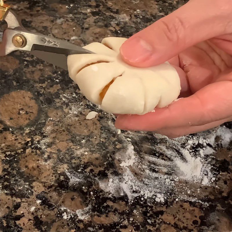 Step 4 Shape the apricot blossom Apricot blossom cake with pineapple filling