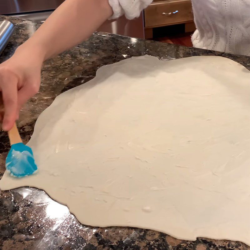 Step 4 Shaping the Mai flower Mai flower cake with pineapple filling