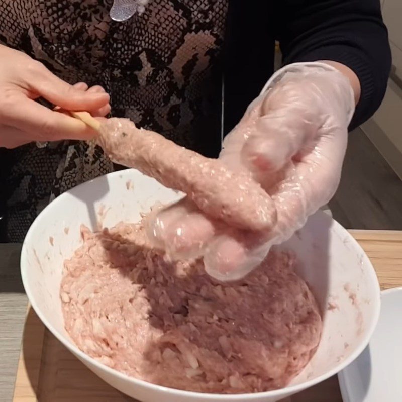 Step 4 Shaping the nem Grilled nem in the western style using a pan