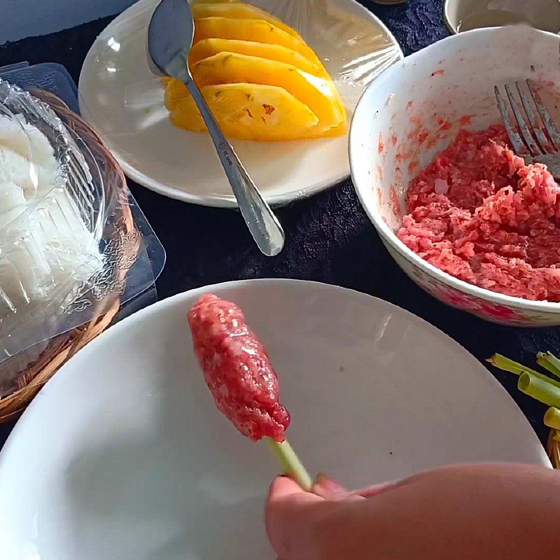 Step 3 Shape the sausage for grilled pork sausage