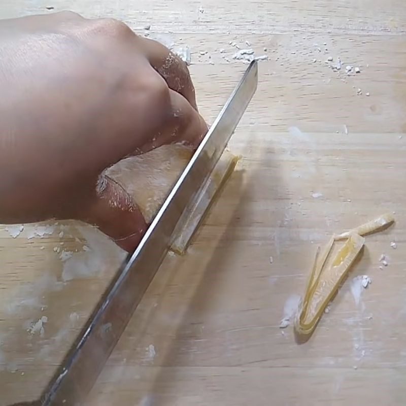 Step 2 Forming the noodle shape Chinese fresh noodles