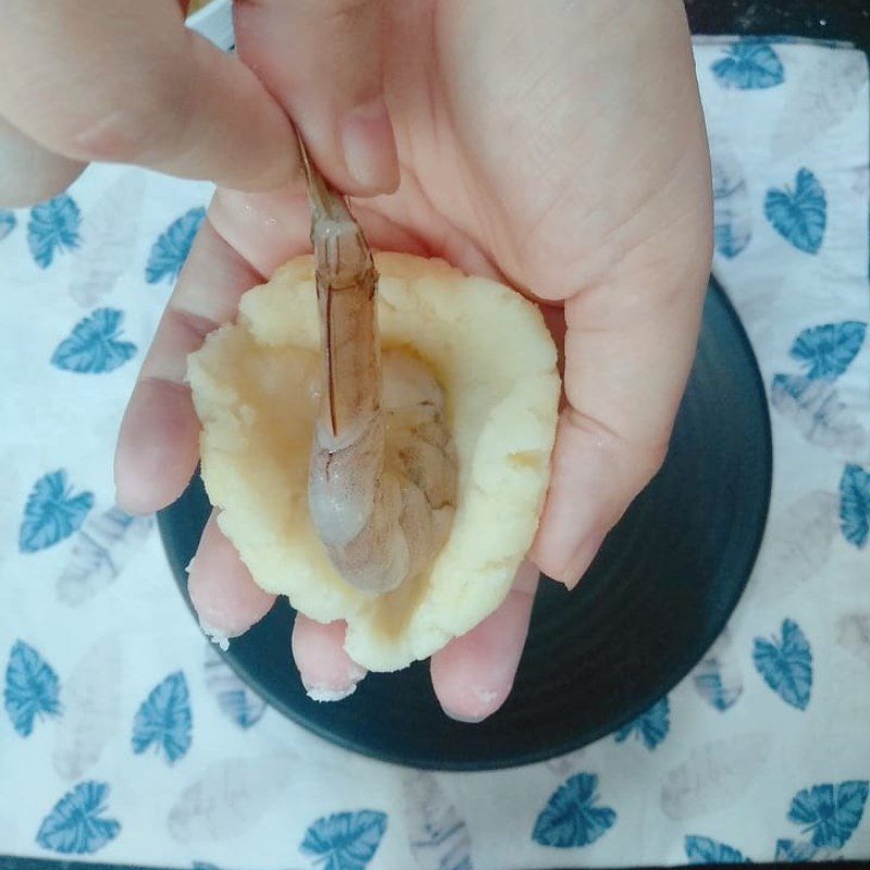 Step 3 Shape the shrimp wrapped in potatoes Shrimp wrapped in fried potatoes using an air fryer