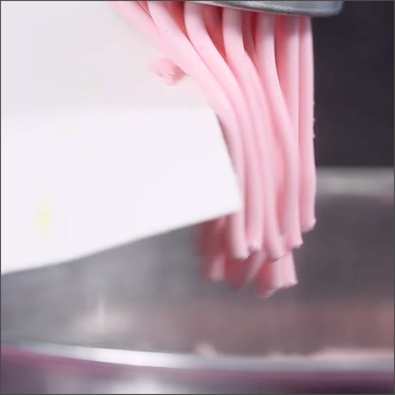 Step 2 Shaping the strawberry-flavored pearls