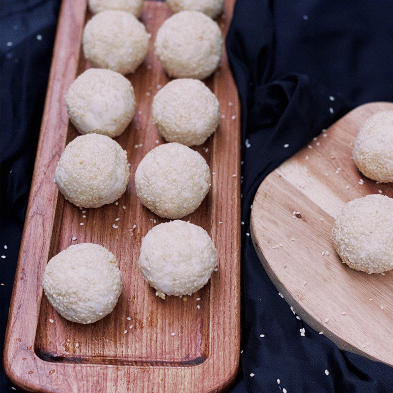 Step 4 Shaping and frying cam cake Cam cake - green bean stuffed fried cake