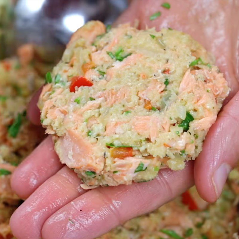 Step 6 Shape and fry the salmon bell pepper cake