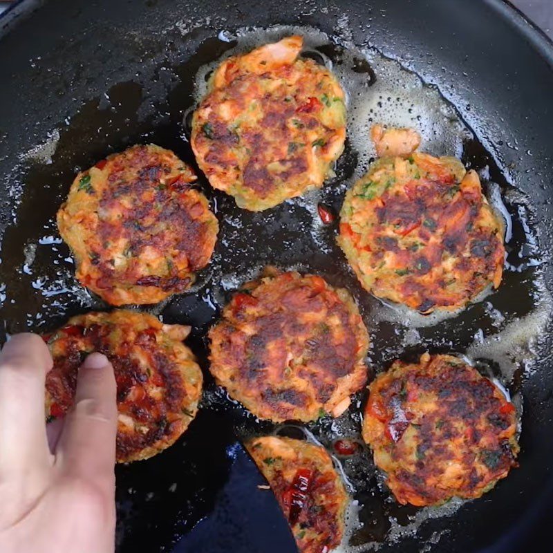 Step 6 Shape and fry the salmon bell pepper cake