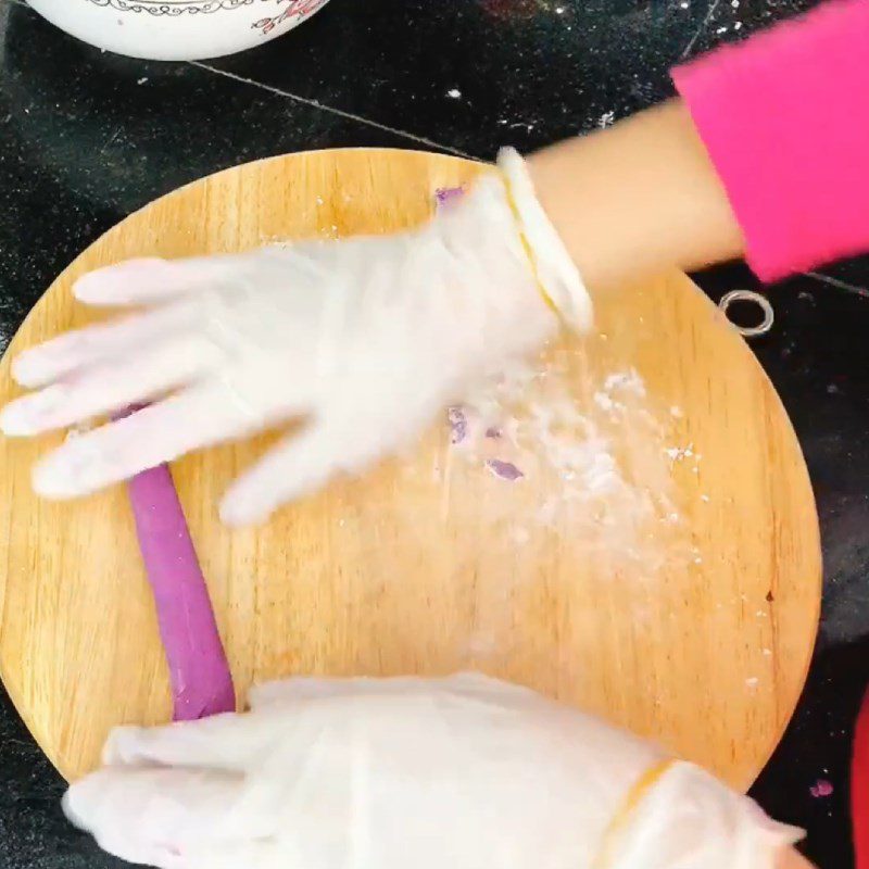 Step 6 Shaping and boiling glutinous sweet potato for coconut milk piglet dessert