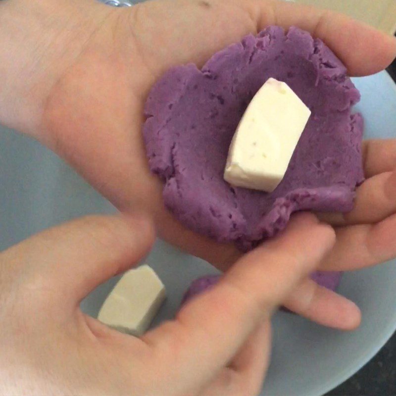 Step 3 Shaping and baking the cake for Purple Sweet Potato Cake wrapped in baked cheese (low calorie)