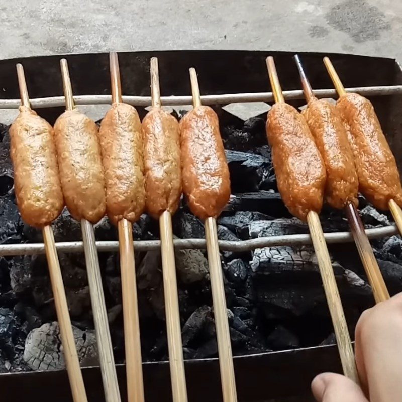 Step 3 Shaping and grilling grilled spring rolls from the Mekong Delta using charcoal