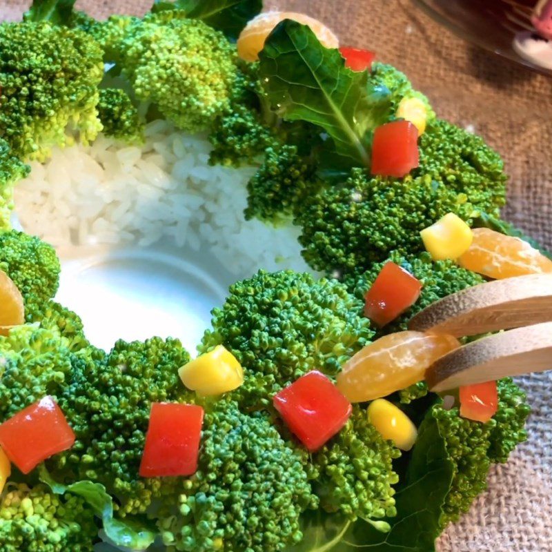 Step 3 Make a wreath Arrange fruits and vegetables to shape the Christmas tree