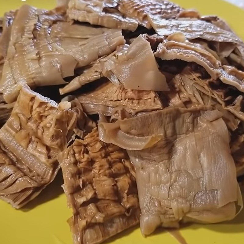 Step 2 Preparation of bamboo shoots for dried bamboo shoot soup with pork knuckle