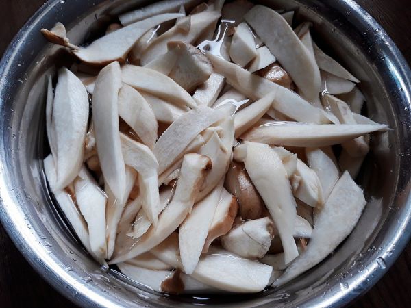 Step 2 Prepare the mushrooms for Vegetarian Mushroom Hot Pot