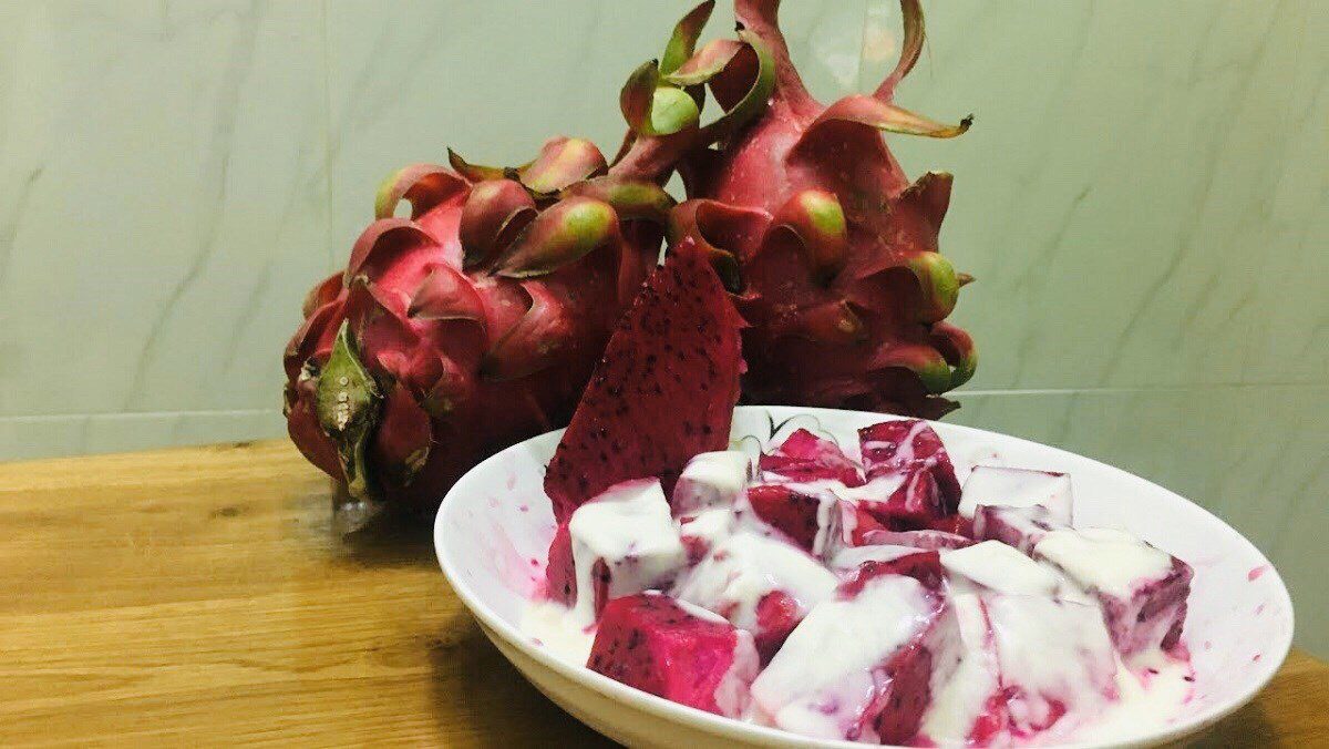 Dragon fruit with yogurt